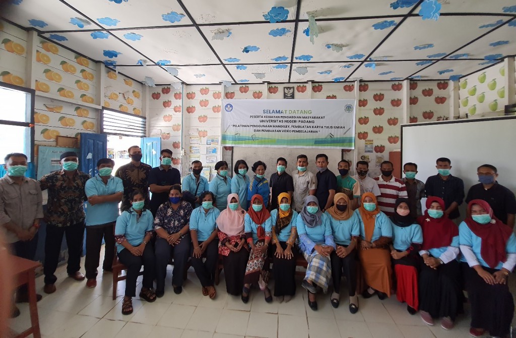 Tim Pengabdian FIK UNP Berikan Kepada Kelompok Guru-Guru Penjasorkes Di Kecamatan Siberut Selatan Kabupaten Mentawai