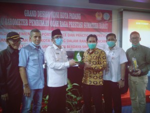 Wakil Dekan III FIK Dr. Nurul Ihsan M.Pd bersama PLT wali Kota Padang, Hendri Septa Ketua Koni kota Padang , ketua Jurusan Kepelatihan  Dr Donie, M.Pd