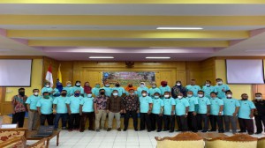 Foto Bersama Guru PJOK Se Kota Padang Pendampingan Pembuatan Program Outdoor Education Berbasis Experiental Learning